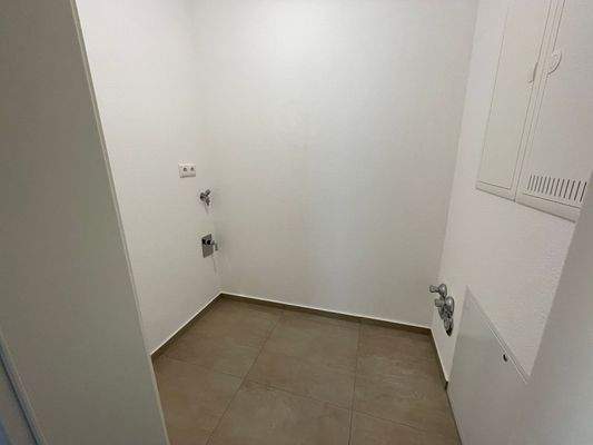 Abstellkammer mit Waschmaschinen Anschluss