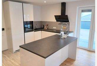 ...zur Küche mit EBK, Theke und Balkon!