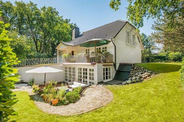 Blick auf die zweite Terrasse und die Einliegerwohnung