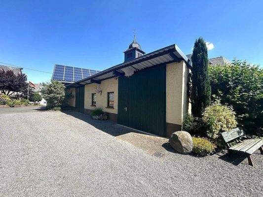 hier die große Garage mit hoher Einfahrt 