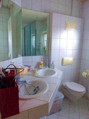 Tageslichtbad mit Dusche und Badewanne