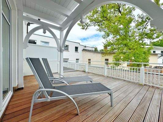 großzügiger Balkon_Terrasse Impressionen