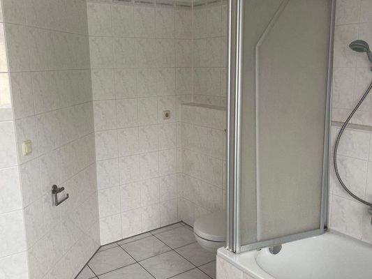 Tageslichtbad mit Wanne