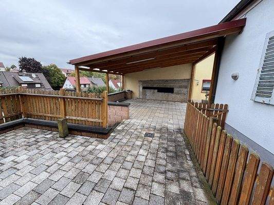 Blick ins Carport vom Hauseingang