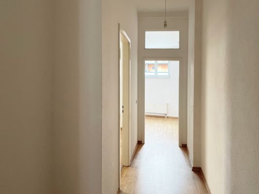 Flur mit Blick ins 5. Zimmer.JPG
