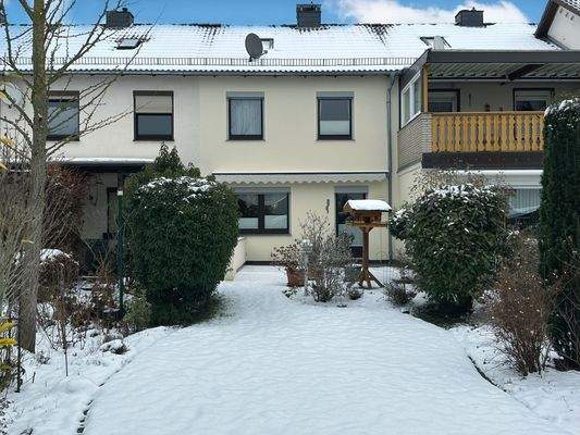 Blick zum Haus vom Garten