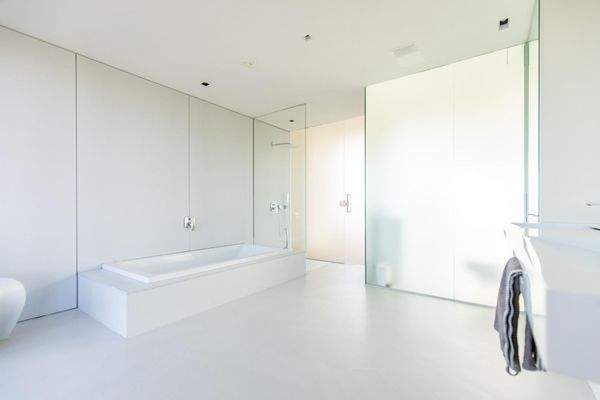 Badezimmer mit Badewanne  und WC OG