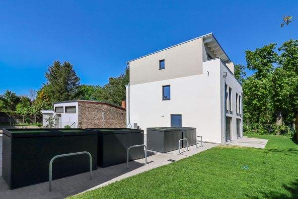 Parkplatz und Fahrradboxen