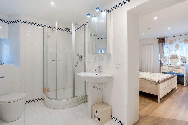 Gästezimmer mit Duschbad en Suite im Gartengeschoss