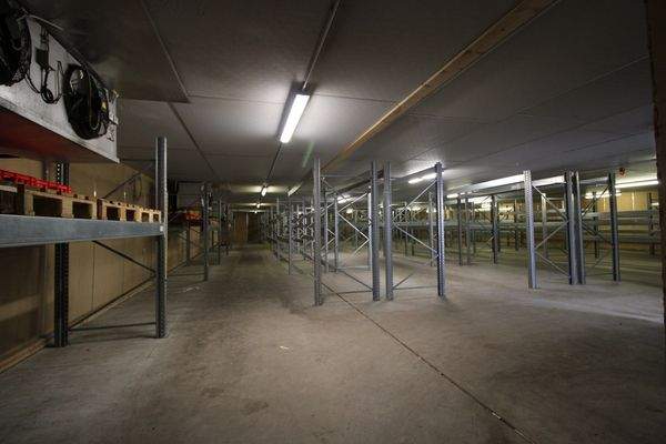 Tiefkühlhalle mit Regalen