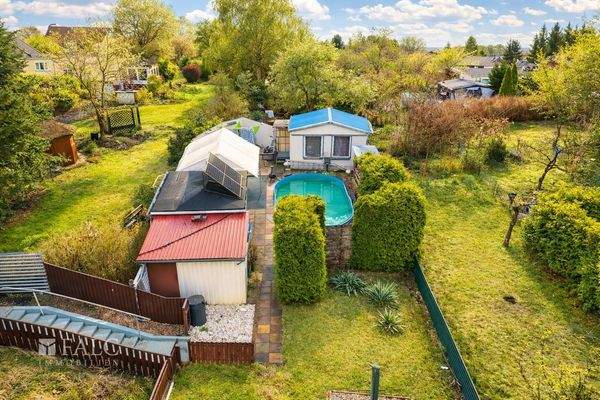 Garten mit Pool & Sommerlaube