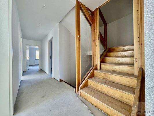 EG: Flur mit Treppenaufgang 