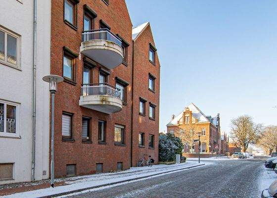 Straßenansicht des Mehrfamilienhauses