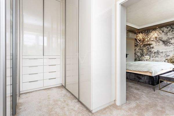 Ankleide mit angrenzenden Schlafzimmer