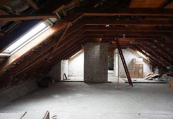 die weitläufige, ausbaufähige Dachboden-Fläche