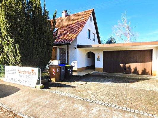 Hauseinfahrt mit Doppelgarage