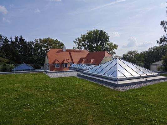 Park mit Lichtkuppel der Schwimmhalle im Spabereich
