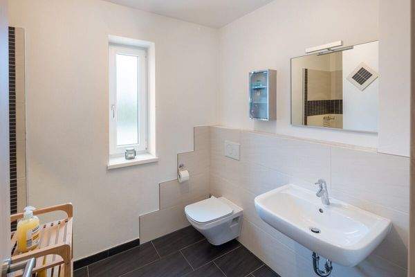 Gäste-WC mit Dusche