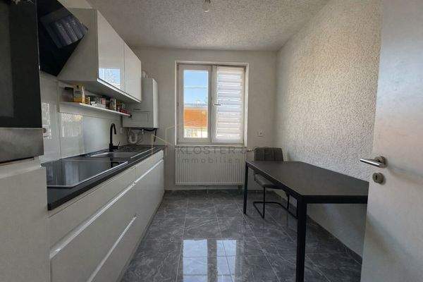 Helle und praktische Küche