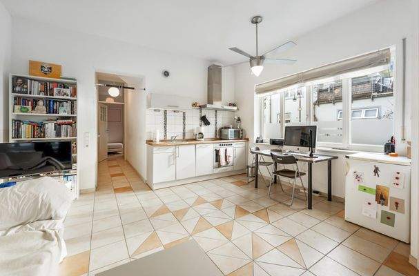 Wohnbereich mit Blick zur Küche (Erdgeschoss-Wohnung)