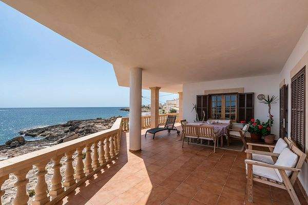 Ansicht des Balkons im ersten Stockwerk