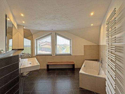 Master-Bad mit Dusche und Wanne