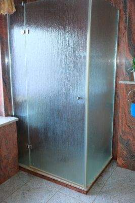 12 und bodengleicher Dusche.JPG