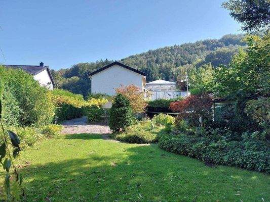 Rückseite mit parkartig angelegte Garten 