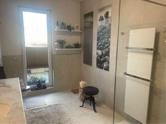 Großes Fenster im Bad