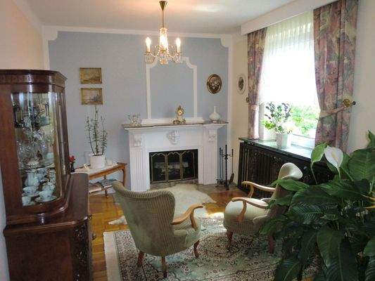 Wohnzimmer mit Kamin