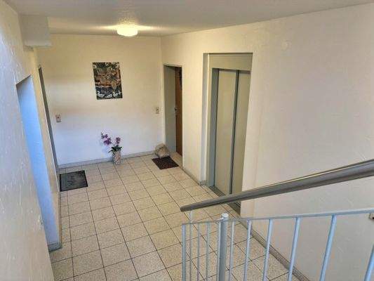Flur im Keller mit Zugangsmöglichkeit per Fahrstuhl