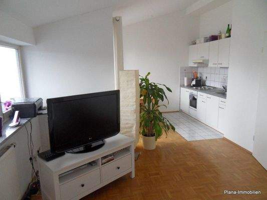 Wohnzimmer mit Blick in Küche