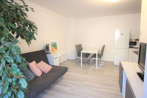 Schreibtisch und Esstisch