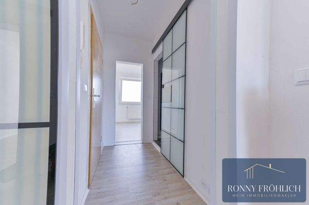 Flur mit Schiebetür