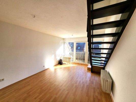 Wohnbereich mit Zugang zum Balkon