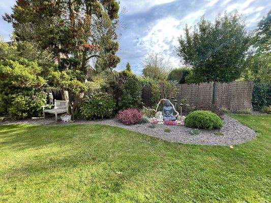 mit Sitzgelegenheiten