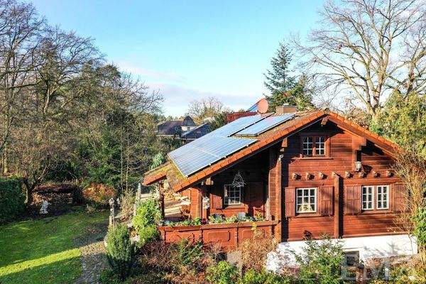 Hausansicht mit Photovoltaikanlage