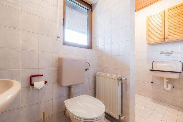 Gäste-WC mit WM-Anschluss EG