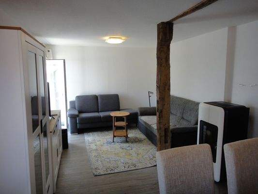 OG Wohnzimmer mit Tür zum Balkon