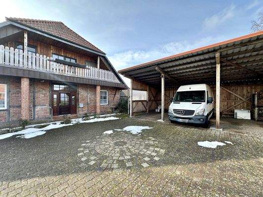 Auffahrt mit Carport