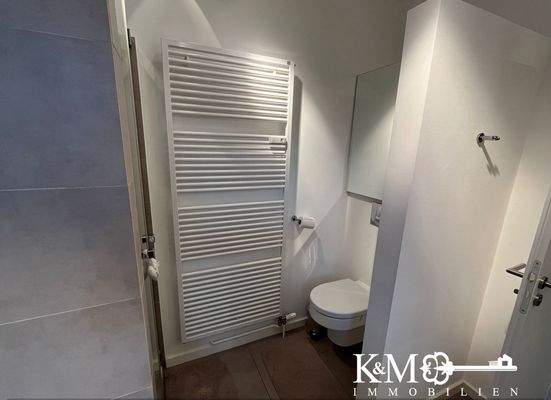 Badezimmer mit Dusche & Badewanne