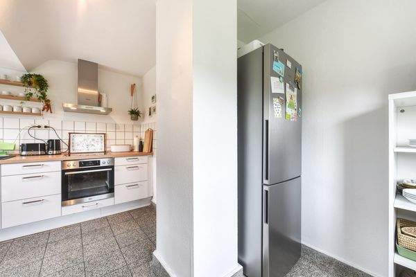 Küche mit Kühlschrank