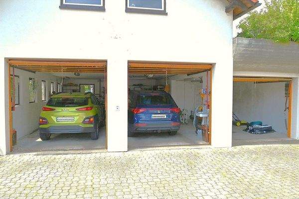 3 er Garage mit Fenster und WT ü Hauswasserwerk