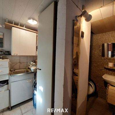 Nebengebäude Küchenzeile und Waschgelegenheit