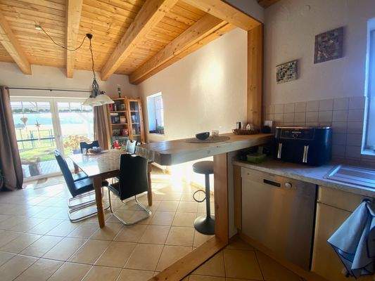 Blick von der Küche zum Essbereich