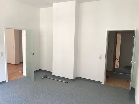 Wohnzimmer mit Tür zum Esszimmer (2).JPG