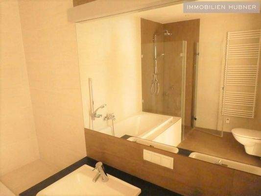 Badezimmer mit Badewanne, Dusche, WC, Doppelwaschb