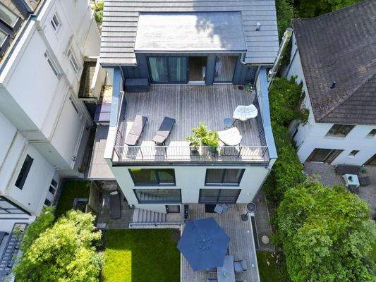Große Dachterrasse mit Blick in den Garten