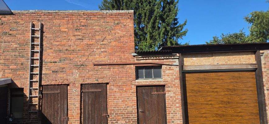 Nebengelass mit Garage