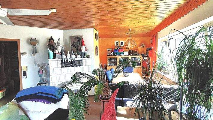 DG Wohnzimmer mit Kachelofen